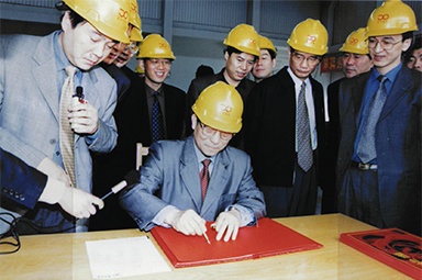 2002年4月3日，時(shí)任浙江省省長柴松岳視察景興工業(yè)園