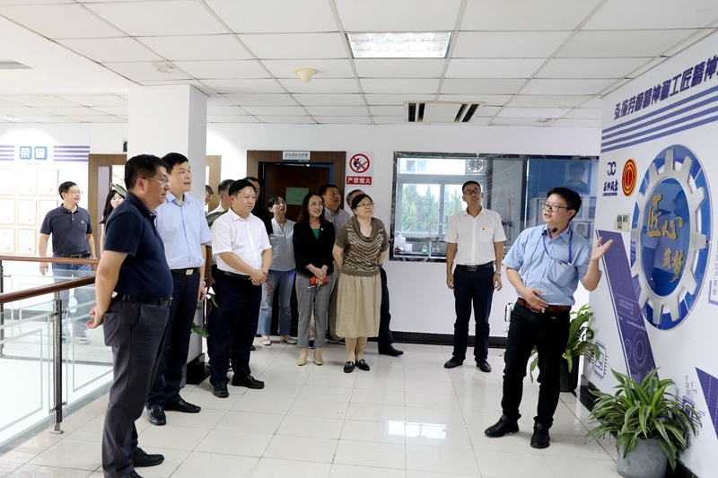 2020年7月29日，時(shí)任浙江省政協(xié)常委、社法委副主任、省總工會(huì)副主席、一級(jí)巡視員董建偉蒞臨景興紙業(yè)調(diào)研新時(shí)代工匠培育工作