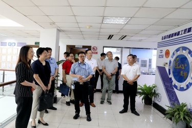 2020年7月14日，時任浙江省總工會黨組成員、副主席張衛(wèi)華一行蒞臨景興紙業(yè)調(diào)研推進(jìn)新時代產(chǎn)業(yè)工人隊伍建設(shè)改革工作
